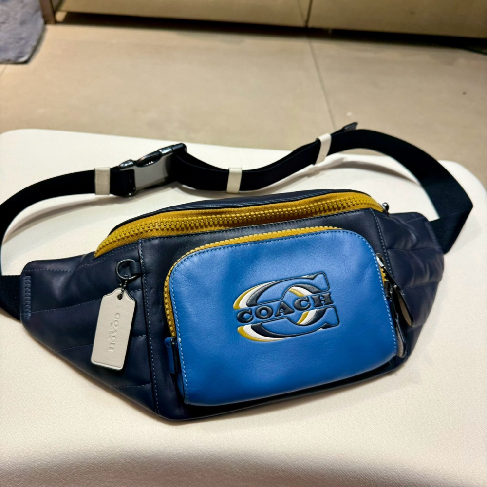 【蔻馳｜全新】現貨 COACH 包包 胸包 男款大號 C字 藍黑拼色 斜背包 腰包｜Little Bee 小蜜蜂精品
