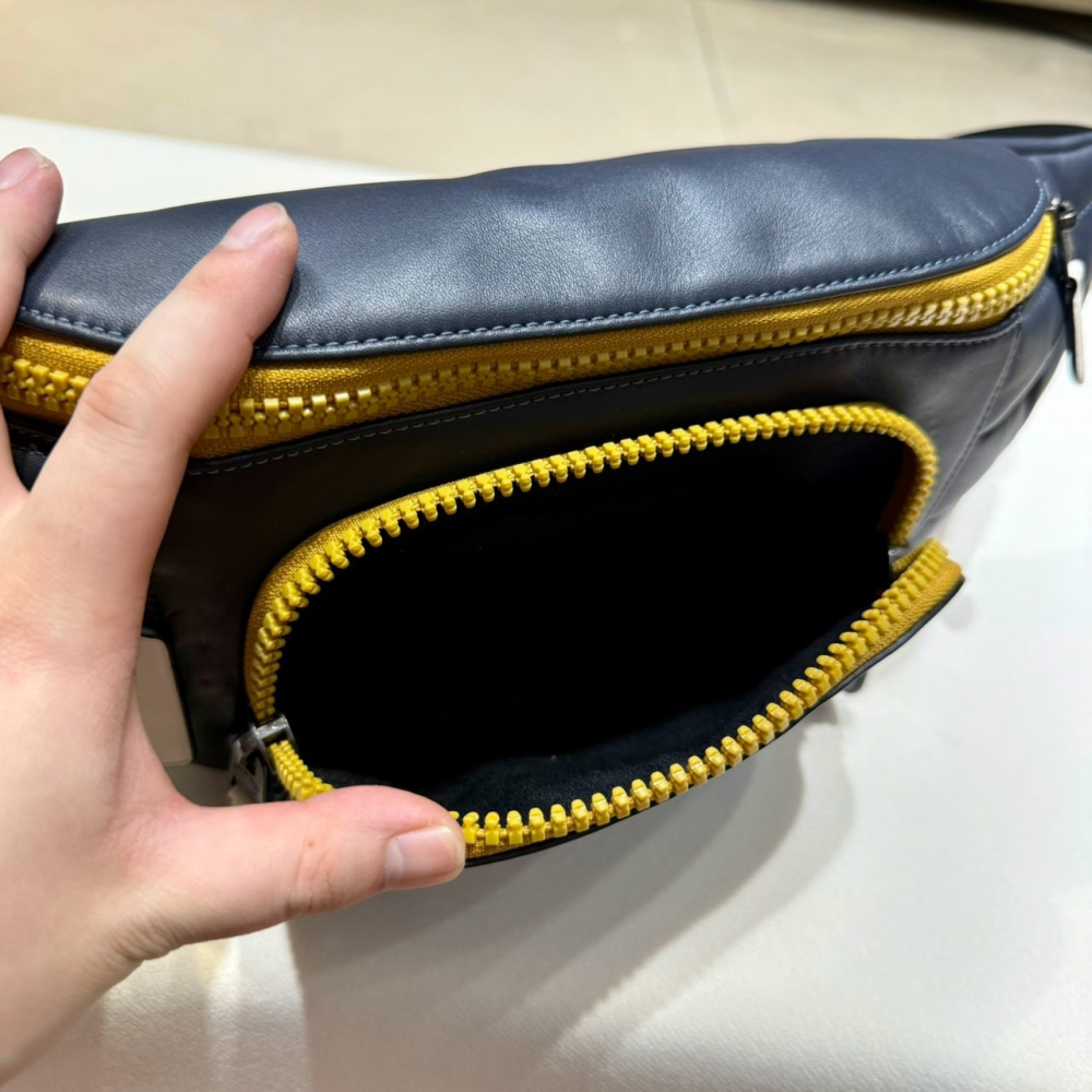 【蔻馳｜全新】現貨 COACH 包包 胸包 男款大號 C字 藍黑拼色 斜背包 腰包｜Little Bee 小蜜蜂精品-細節圖3