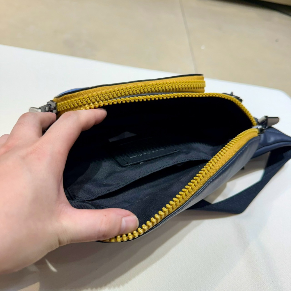【蔻馳｜全新】現貨 COACH 包包 胸包 男款大號 C字 藍黑拼色 斜背包 腰包｜Little Bee 小蜜蜂精品-細節圖4