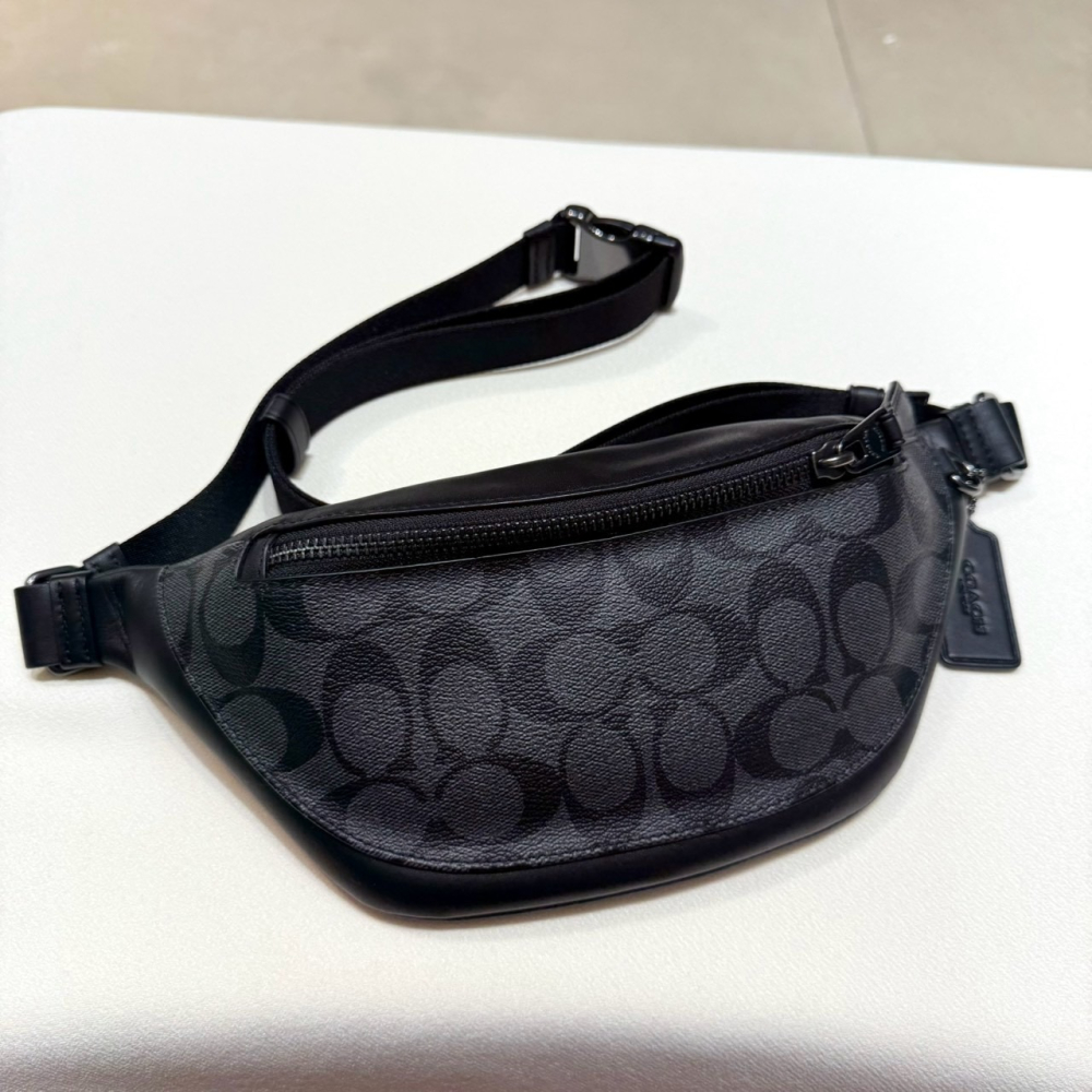 【蔻馳｜全新】現貨 COACH 包包 胸包 男款 小號 黑滿版老花 斜背包 腰包｜Little Bee 小蜜蜂精品
