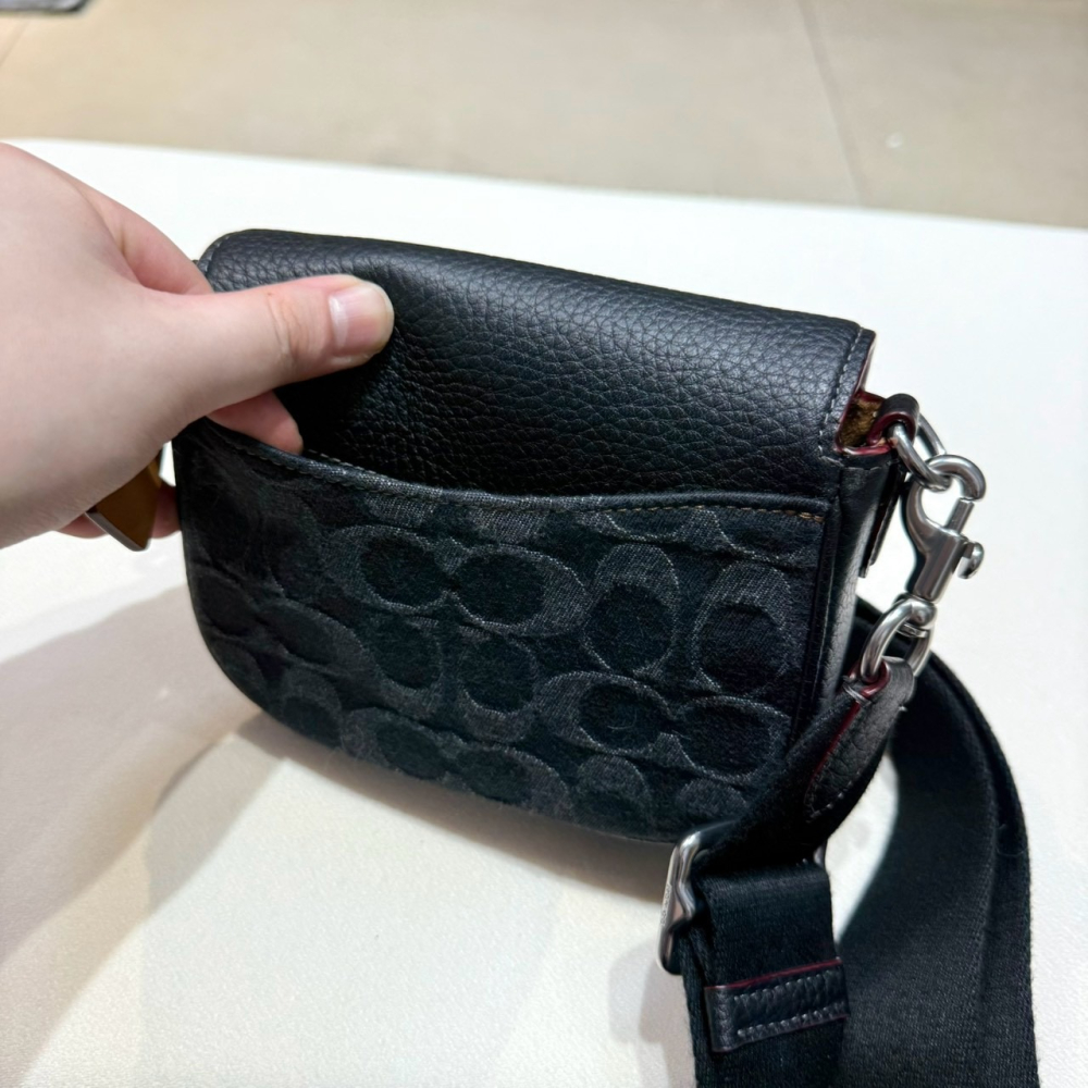 【蔻馳｜全新】現貨 COACH 包包 馬鞍包 迷你 黑滿版 緹花布 掀蓋包 斜背包｜Little Bee 小蜜蜂精品-細節圖2