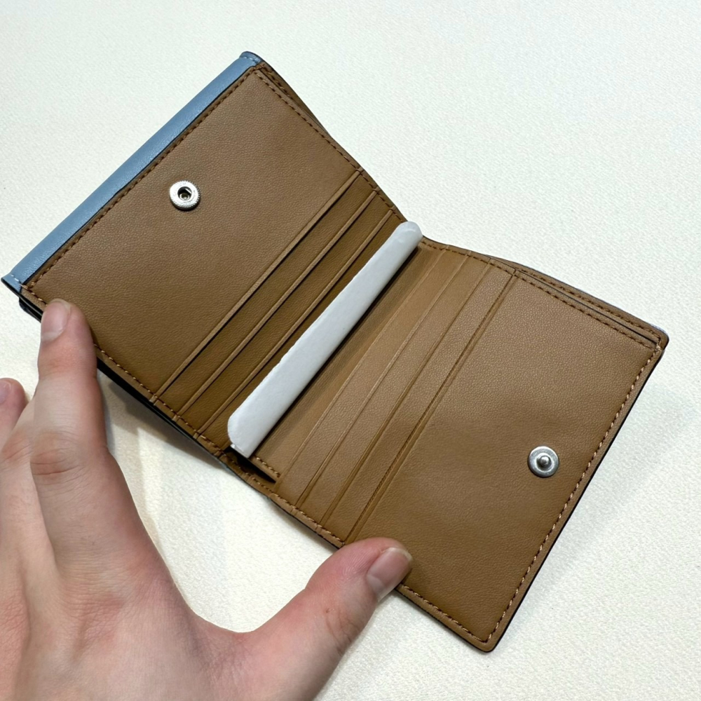 【蔻馳｜全新】現貨 COACH 錢包 短夾 緹花布 寶寶藍 三摺短夾 超好看 送禮推薦｜Little Bee 小蜜蜂精品-細節圖3
