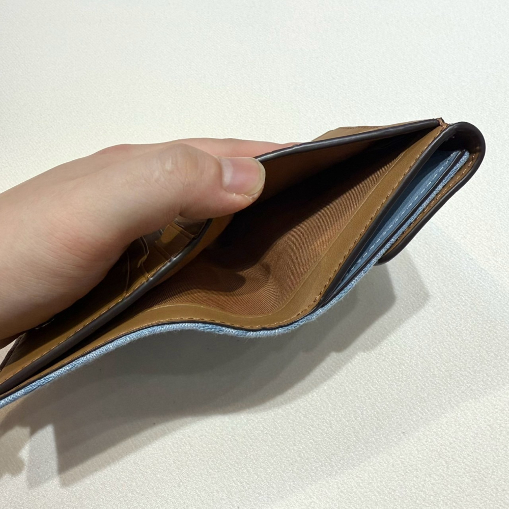 【蔻馳｜全新】現貨 COACH 錢包 短夾 緹花布 寶寶藍 三摺短夾 超好看 送禮推薦｜Little Bee 小蜜蜂精品-細節圖4