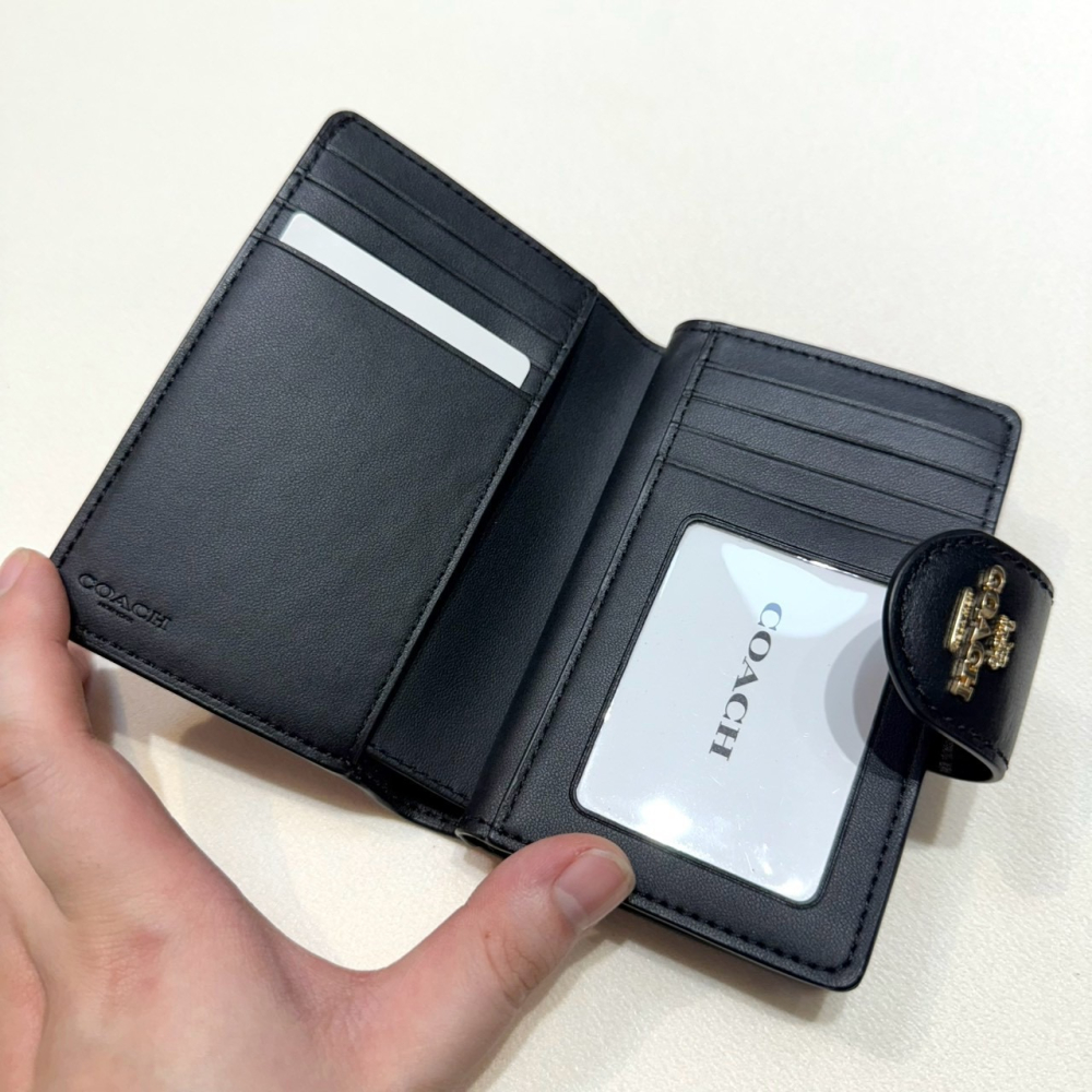 【蔻馳｜全新】現貨 COACH 錢包 中夾 金標 咖滿版 老花 防刮紋 零錢中夾｜Little Bee 小蜜蜂精品-細節圖3