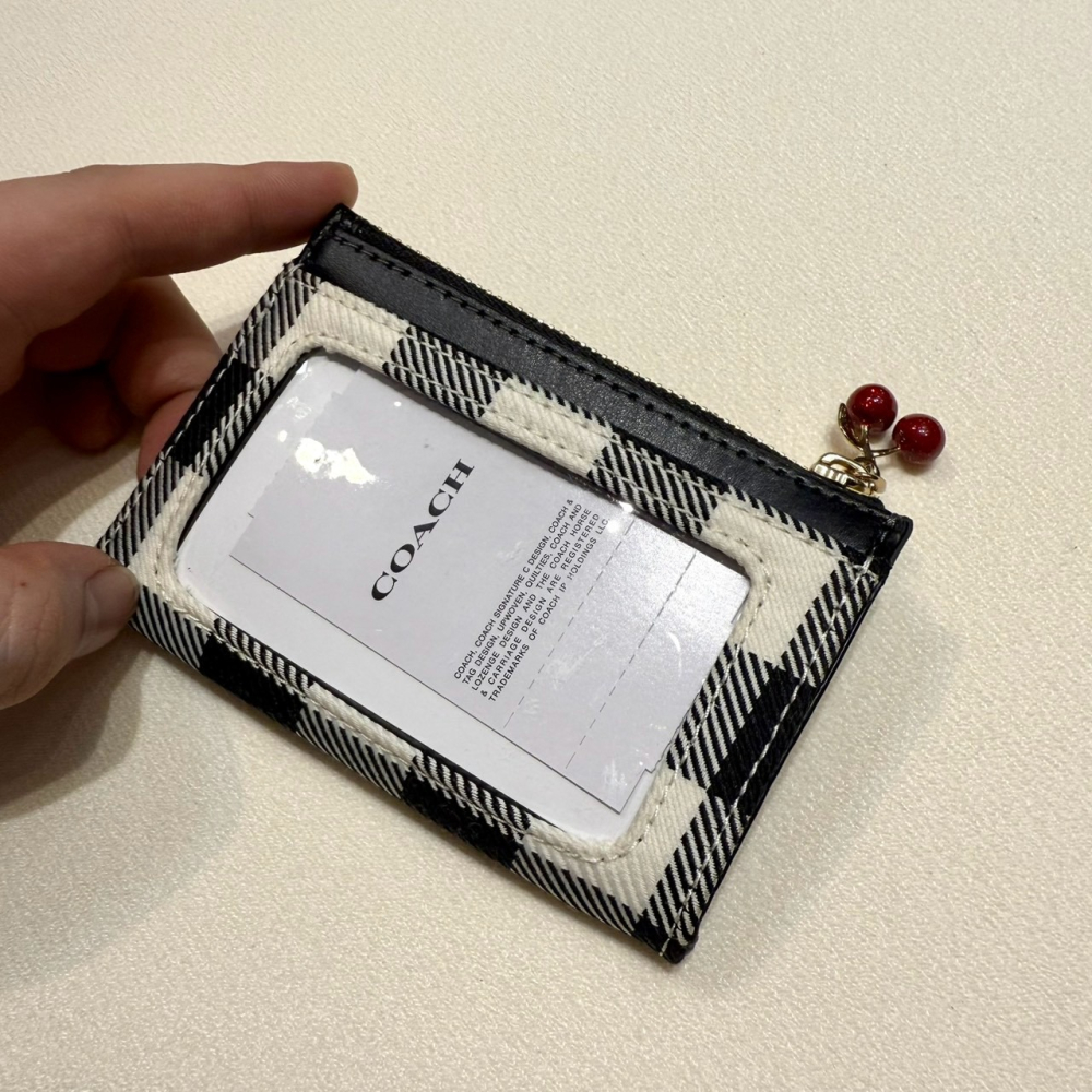 【蔻馳｜全新】現貨 COACH 錢包 零錢包 金標 格紋款 櫻桃吊飾 卡片夾 卡夾｜Little Bee 小蜜蜂精品-細節圖2
