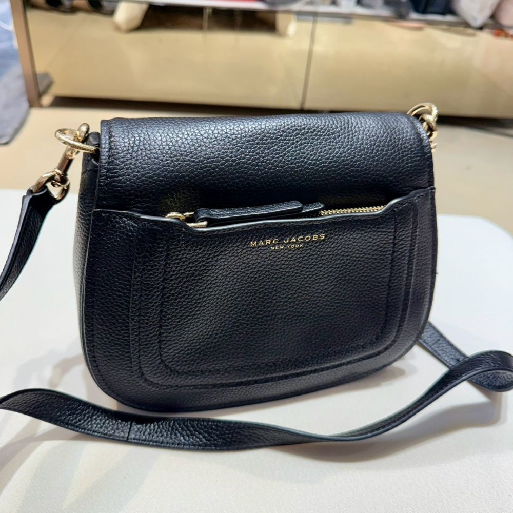 【MJ｜全新】現貨 MARC JACOBS 包包 馬鞍包 燙標 黑色荔枝紋 斜背包｜Little Bee 小蜜蜂精品