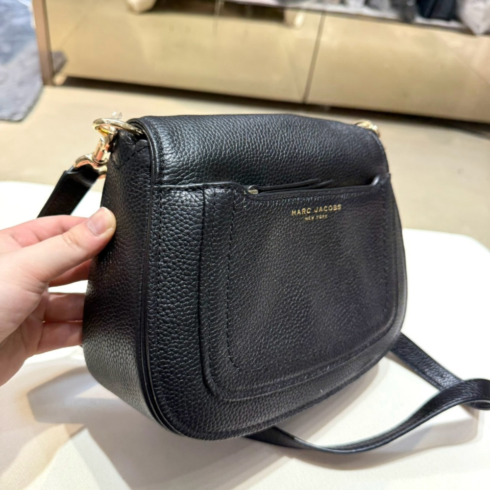 【MJ｜全新】現貨 MARC JACOBS 包包 馬鞍包 燙標 黑色荔枝紋 斜背包｜Little Bee 小蜜蜂精品-細節圖2