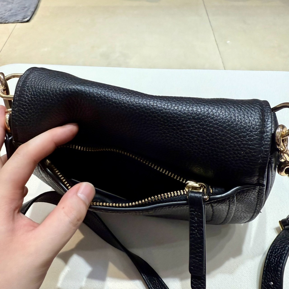 【MJ｜全新】現貨 MARC JACOBS 包包 馬鞍包 燙標 黑色荔枝紋 斜背包｜Little Bee 小蜜蜂精品-細節圖3