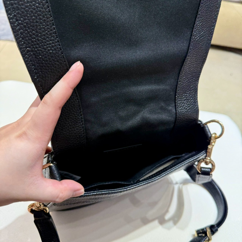 【MJ｜全新】現貨 MARC JACOBS 包包 馬鞍包 燙標 黑色荔枝紋 斜背包｜Little Bee 小蜜蜂精品-細節圖4