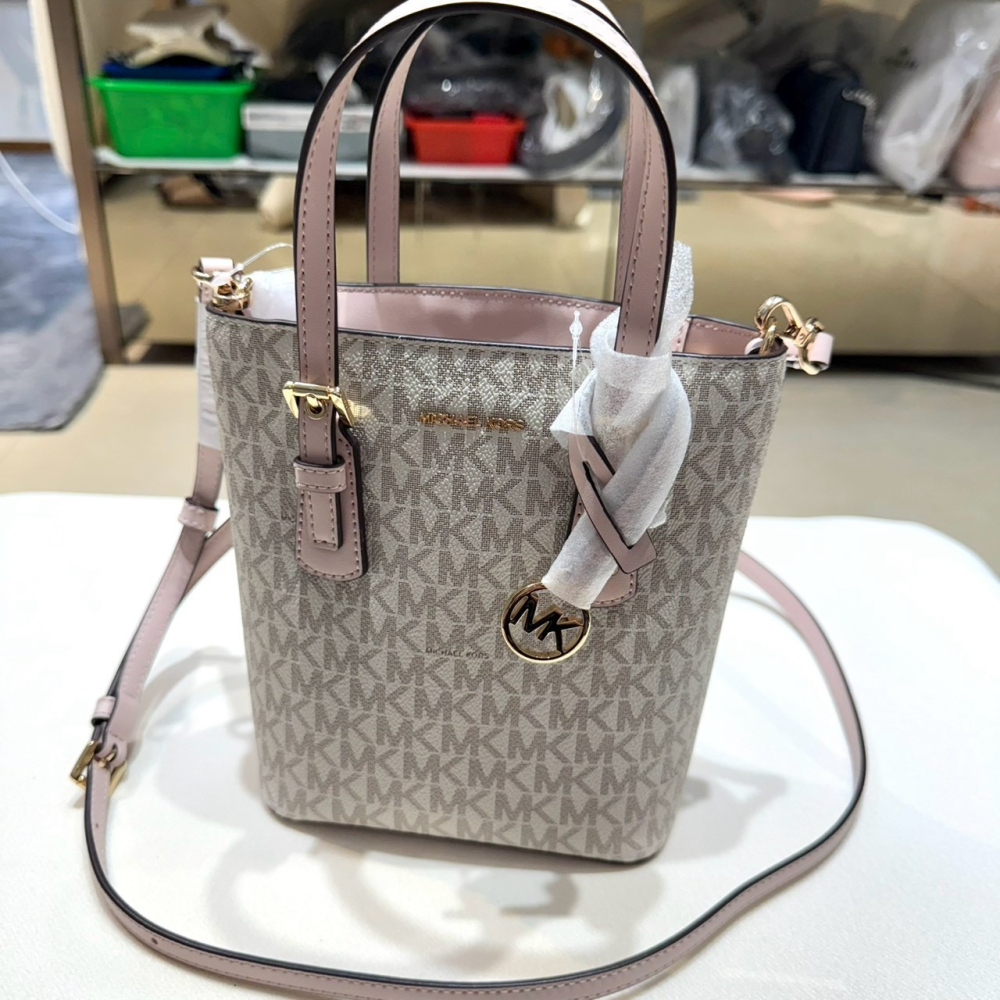 【MK｜全新】現貨 MICHAEL KORS 包包 琴譜包 金標 白滿版老花 斜背包｜Little Bee 小蜜蜂精品