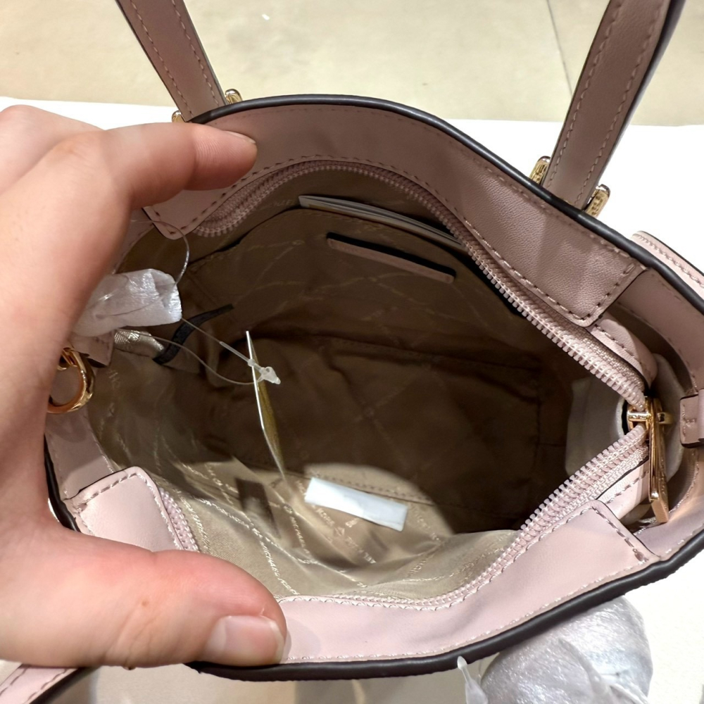 【MK｜全新】現貨 MICHAEL KORS 包包 琴譜包 金標 白滿版老花 斜背包｜Little Bee 小蜜蜂精品-細節圖2