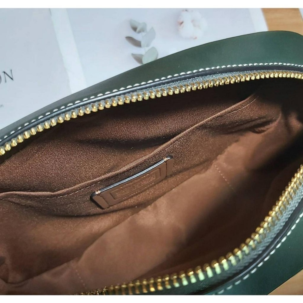 【現貨】Coach 相機包 學院風 中款相機包 側背包 斜背包 可放長夾 快速出貨 🐶美國代購正品-細節圖6