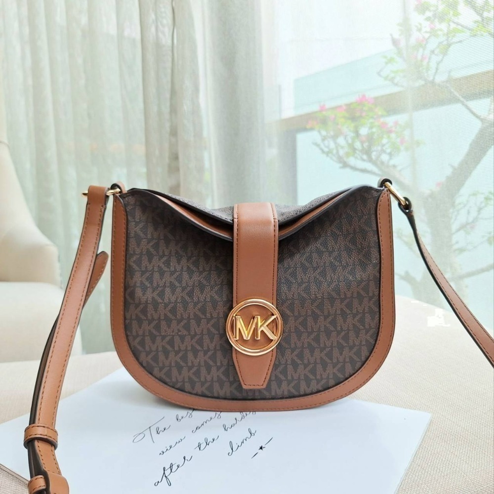 【現貨】MICHAEL KORS Mk 新款 Gabby 馬鞍包 側背包 斜背包 2色任選 可快速出貨 🐶美國代購正品-細節圖4