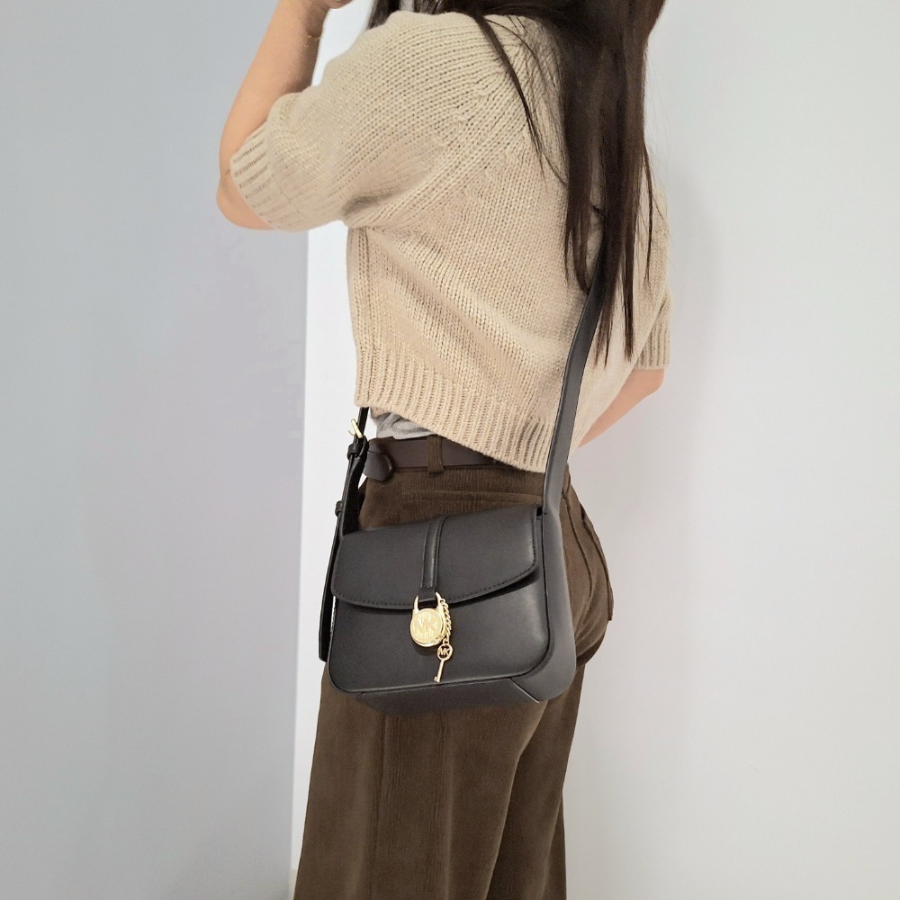 【現貨】MICHAEL KORS Mk 新款 Lyra 鎖頭方包 翻蓋斜背包 可快速出貨 🐶美國代購正品-細節圖10