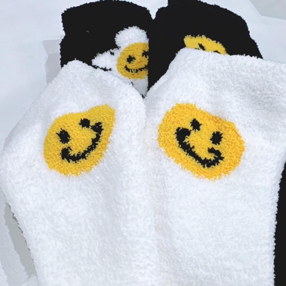 【軟綿綿長襪】韓國 正韓 笑臉 花朵 長襪 中筒襪 襪子 晚安襪 保暖 kiss socks 絨毛 睡眠襪-細節圖2