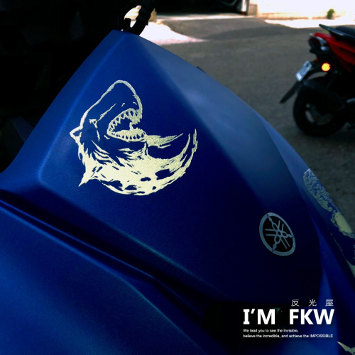 反光屋FKW 危險鯊機 鯊魚 反光貼紙 車貼 shark 汽機車汽車重機貼紙 金白 防水耐曬高亮度反光 車身改裝改造