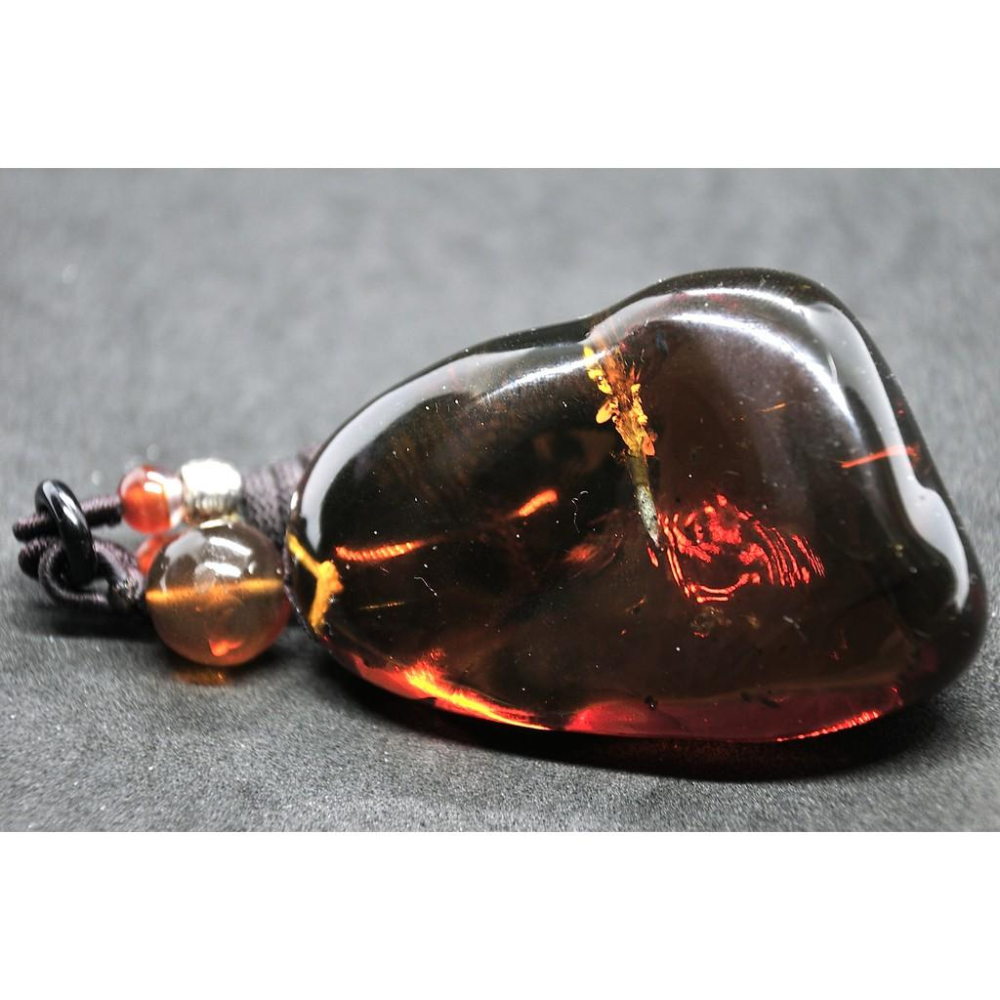 緬甸琥珀 紅茶珀 變色龍隨行吊墜(超重綠膜)(精品貨)-細節圖2