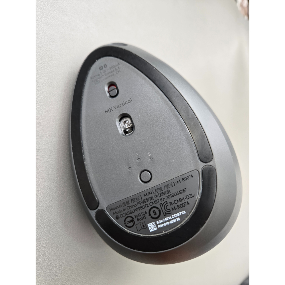 【羅技 Logitech】MX Vertical 垂直滑鼠 人體工學 無線/藍牙雙模 預防滑鼠手 辦公必備 (福利品)-細節圖2