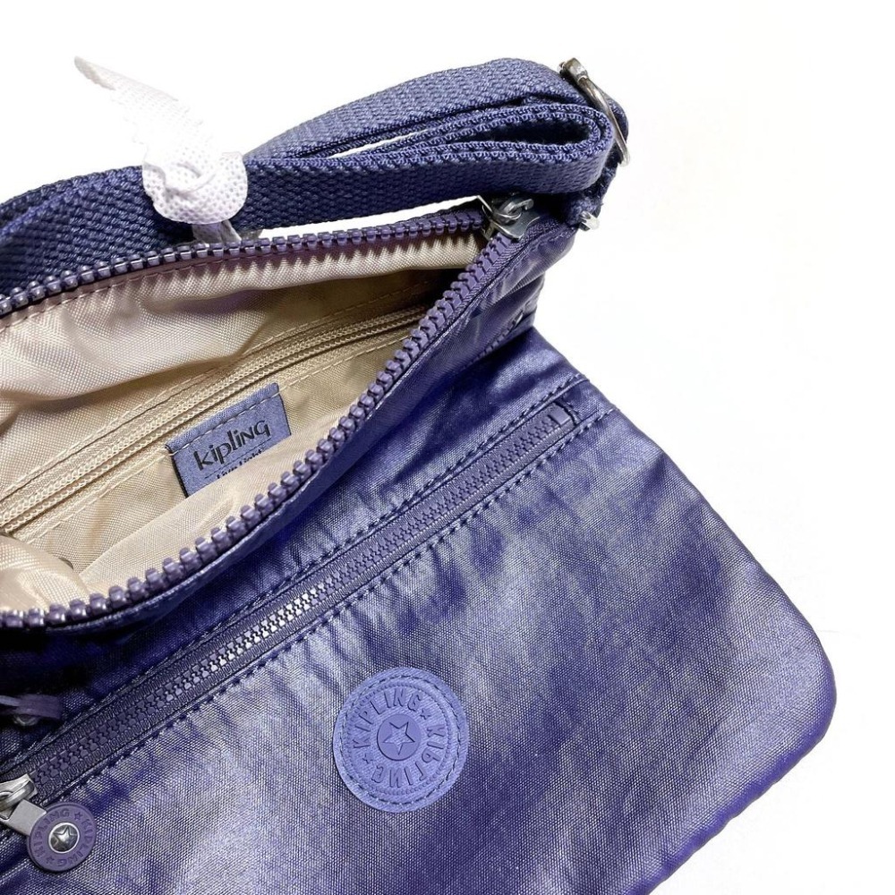 【kipling】尼龍拉鍊斜背包 AC8103 KEIKO GM（魔法金屬紫）全新附吊牌 絨毛猩猩鑰匙圈-細節圖3