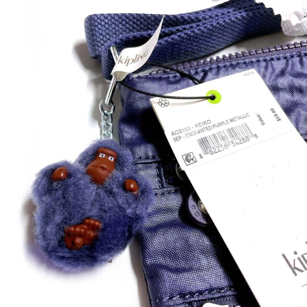 【kipling】尼龍拉鍊斜背包 AC8103 KEIKO GM（魔法金屬紫）全新附吊牌 絨毛猩猩鑰匙圈-細節圖2