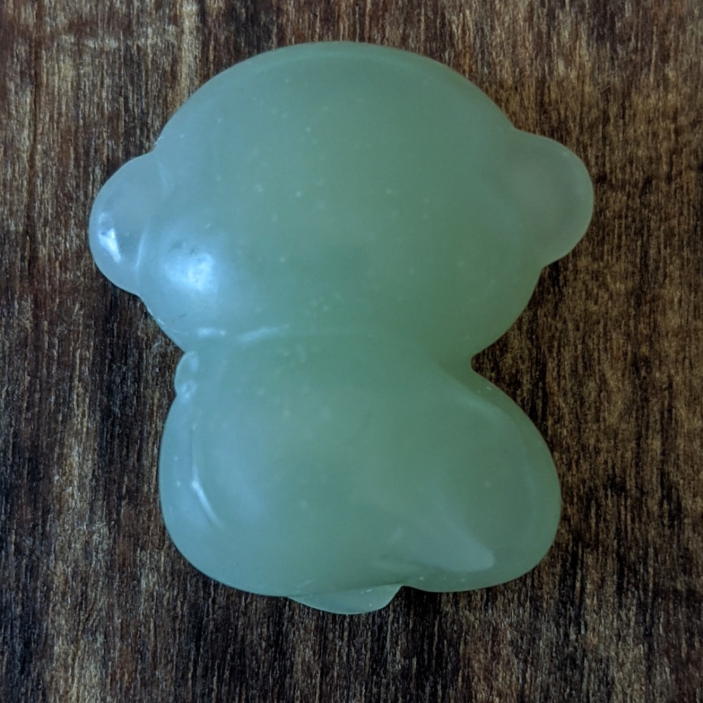 和田玉-俄料翠色手工雕猴子-細節圖2