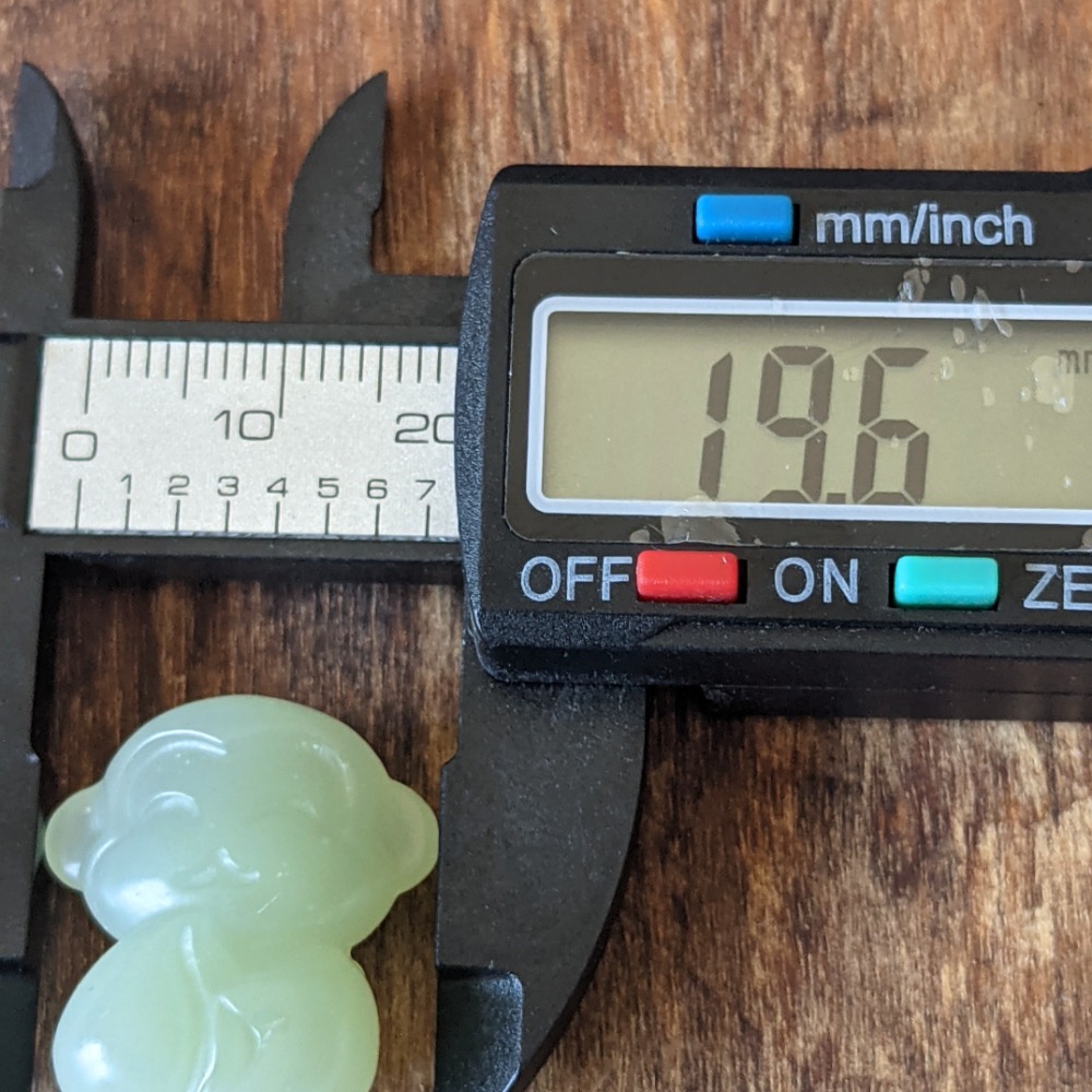 和田玉-俄料翠色手工雕猴子-細節圖4