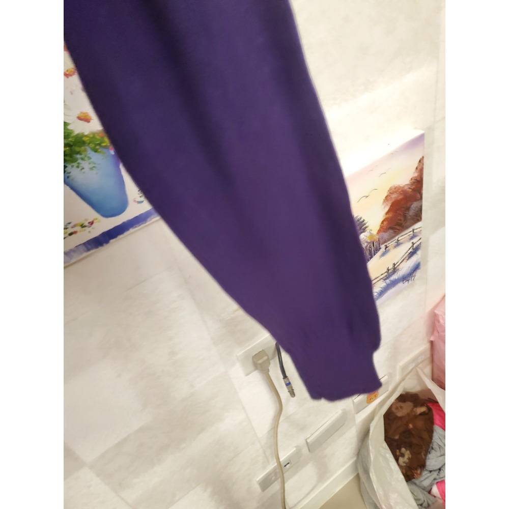 ​Arnold Palmer 雨傘牌｜男款 100% 絲光棉 V 領針織衫・經典刺繡小雨傘・紫色學院風毛衣-細節圖3