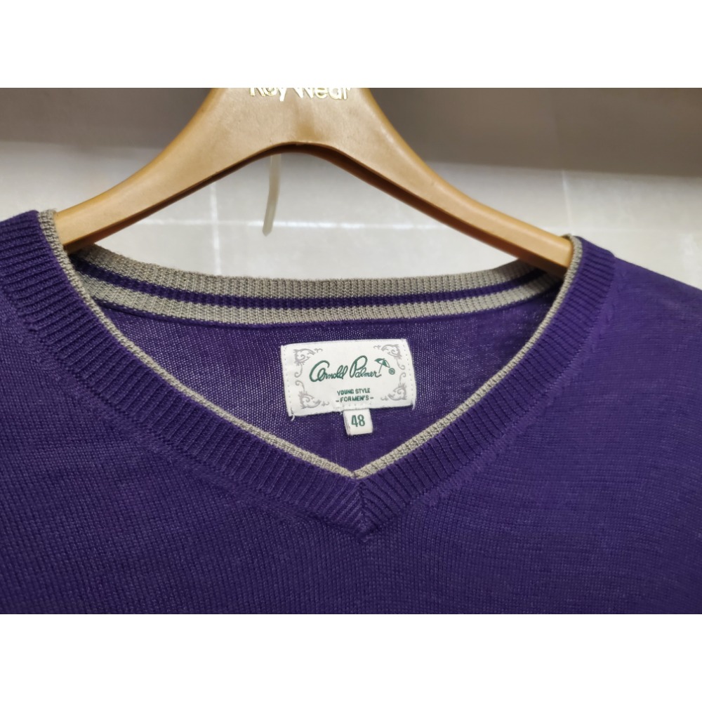 ​Arnold Palmer 雨傘牌｜男款 100% 絲光棉 V 領針織衫・經典刺繡小雨傘・紫色學院風毛衣-細節圖4