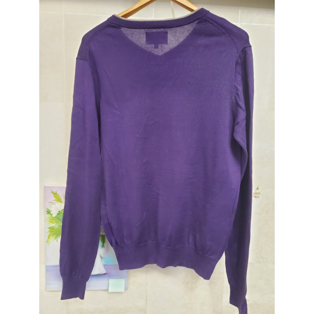 ​Arnold Palmer 雨傘牌｜男款 100% 絲光棉 V 領針織衫・經典刺繡小雨傘・紫色學院風毛衣-細節圖5