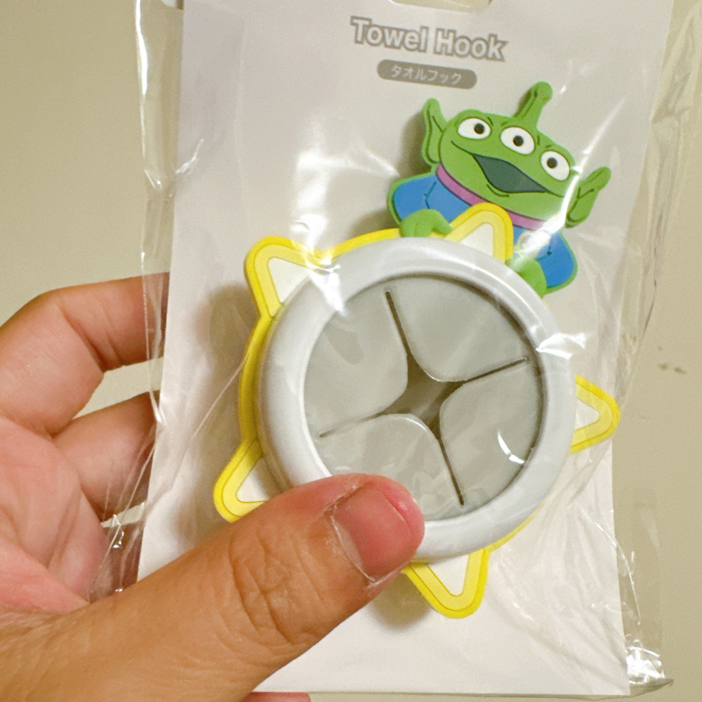 <木木·仕事部屋 Mu Mu Studio> 現貨 日本 迪士尼 玩具總動員 三眼怪 磁吸式 擦手巾架 毛巾架 居家用品-細節圖3