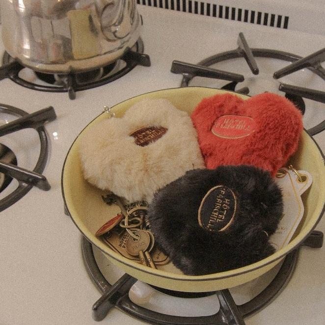 ʜᴀʀᴜᴅᴀɪʟʏ🌙 預購｜hotel827 FluffyHeartKeychain蓬鬆愛心形吊飾 復古毛絨鑰匙圈 裝飾-細節圖2