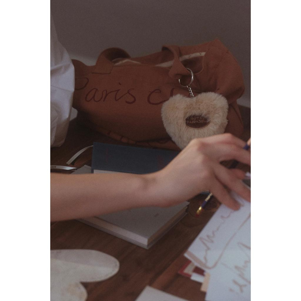 ʜᴀʀᴜᴅᴀɪʟʏ🌙 預購｜hotel827 FluffyHeartKeychain蓬鬆愛心形吊飾 復古毛絨鑰匙圈 裝飾-細節圖4