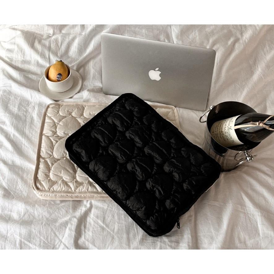 ʜᴀʀᴜᴅᴀɪʟʏ🌙  預購｜Mademoment 黑白絎縫愛心13吋~16吋電腦包 防撞包 保護包 共兩款-細節圖2