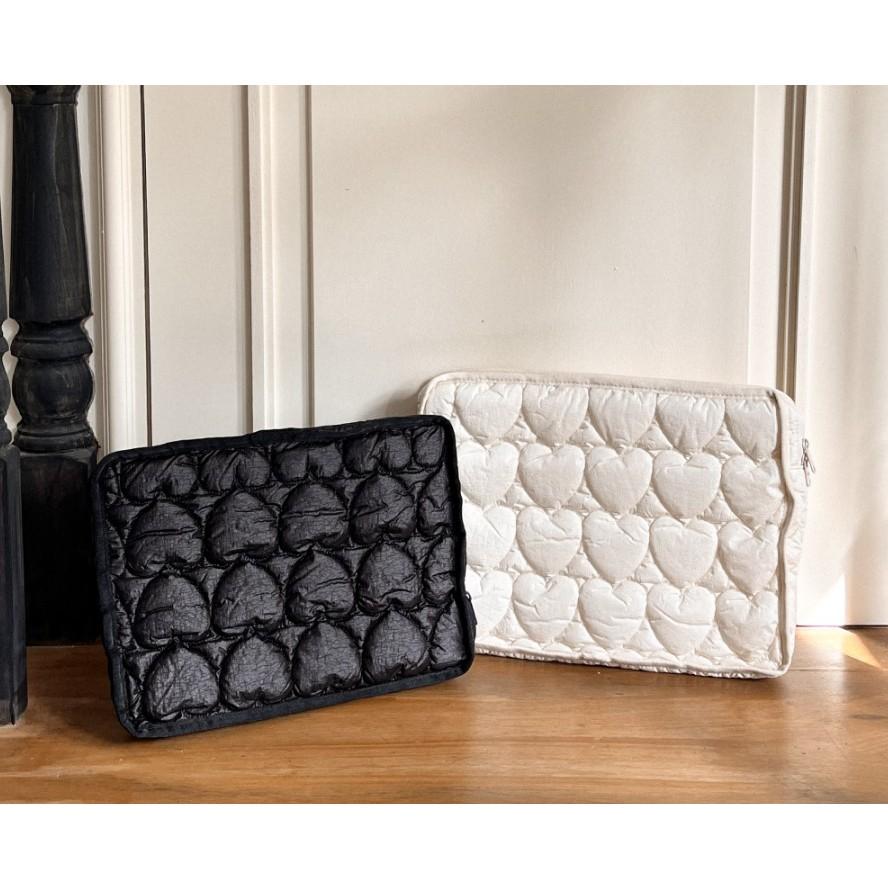 ʜᴀʀᴜᴅᴀɪʟʏ🌙  預購｜Mademoment 黑白絎縫愛心13吋~16吋電腦包 防撞包 保護包 共兩款-細節圖3