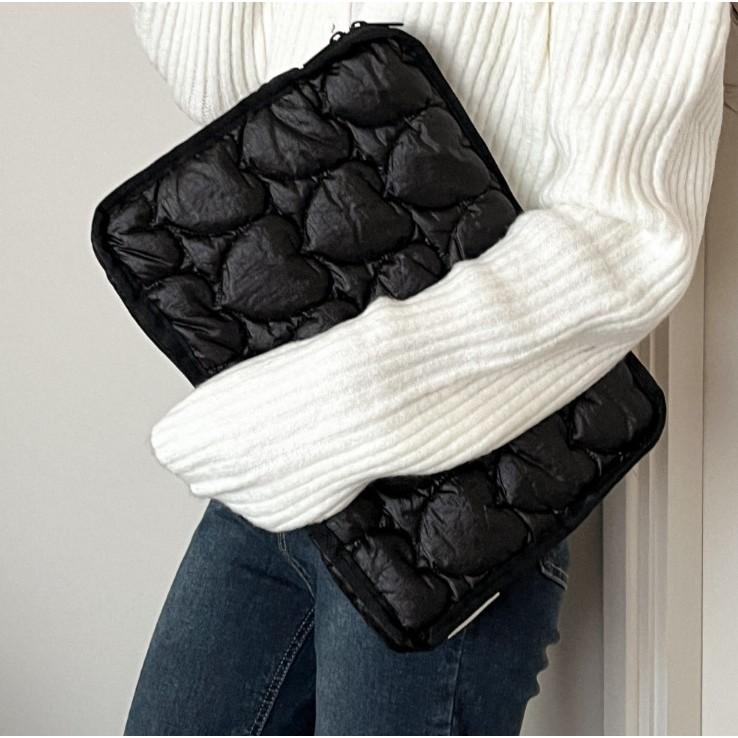 ʜᴀʀᴜᴅᴀɪʟʏ🌙  預購｜Mademoment 黑白絎縫愛心13吋~16吋電腦包 防撞包 保護包 共兩款-細節圖5