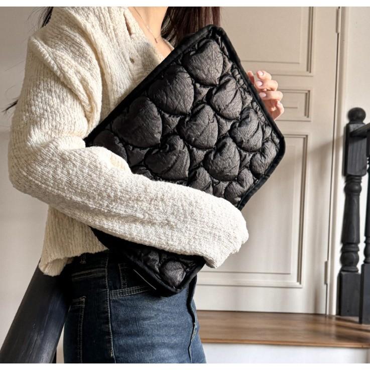 ʜᴀʀᴜᴅᴀɪʟʏ🌙  預購｜Mademoment 黑白絎縫愛心13吋~16吋電腦包 防撞包 保護包 共兩款-細節圖6