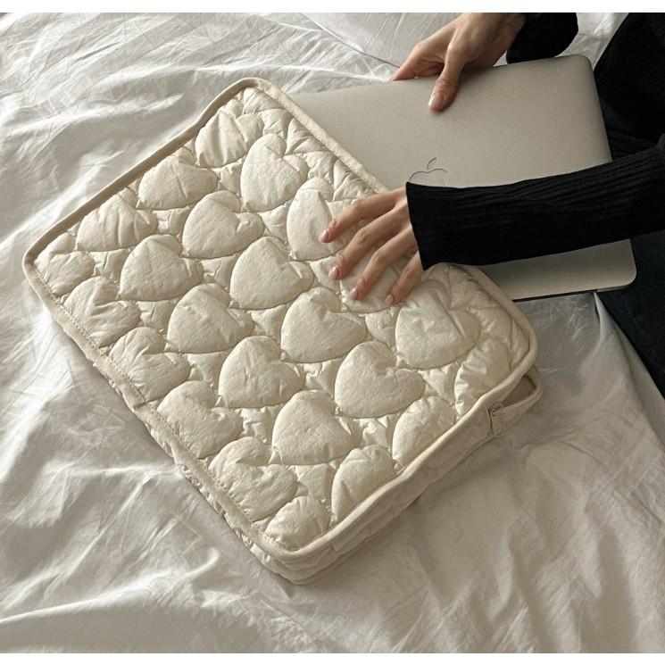 ʜᴀʀᴜᴅᴀɪʟʏ🌙  預購｜Mademoment 黑白絎縫愛心13吋~16吋電腦包 防撞包 保護包 共兩款-細節圖7