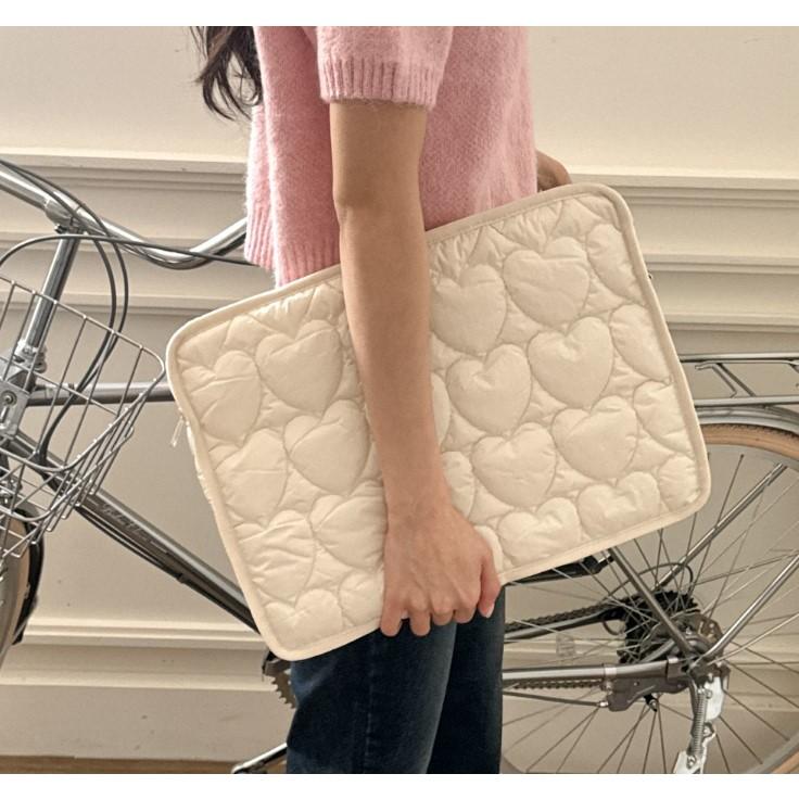 ʜᴀʀᴜᴅᴀɪʟʏ🌙  預購｜Mademoment 黑白絎縫愛心13吋~16吋電腦包 防撞包 保護包 共兩款-細節圖9