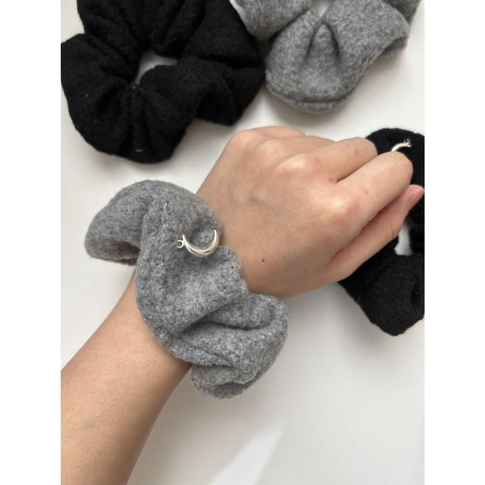 ʜᴀʀᴜᴅᴀɪʟʏ🌙 預購｜skyfolio 冬季質感材質髮圈 愛心雲朵/月亮吊墜髮圈 大腸圈 可愛髮飾 綁頭髮束飾品-細節圖6