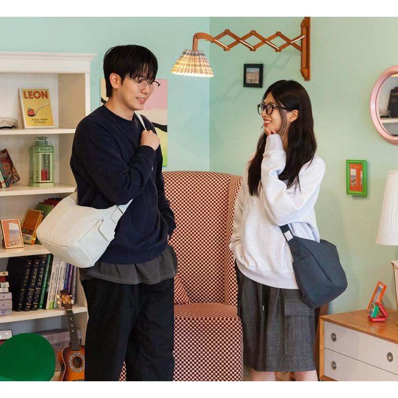 ʜᴀʀᴜᴅᴀɪʟʏ🌙  預購｜ithinkso 素面系列大容量半月包 水餃包 斜背包 肩背包 外出背包 共三款-細節圖4