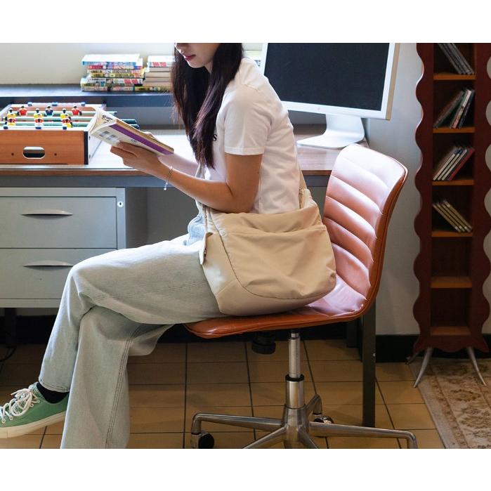 ʜᴀʀᴜᴅᴀɪʟʏ🌙  預購｜ithinkso 素面系列大容量半月包 水餃包 斜背包 肩背包 外出背包 共三款-細節圖5