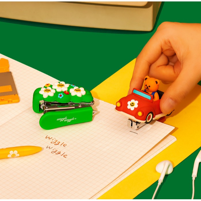ʜᴀʀᴜᴅᴀɪʟʏ🌙 預購｜wigglewiggle 可愛角色造型釘書機 小熊車車/小花叢訂書器 辦公家用裝訂機 文具-細節圖2