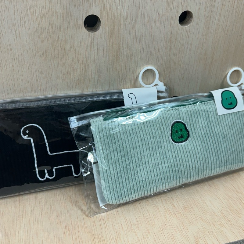 ʜᴀʀᴜᴅᴀɪʟʏ🌙 預購｜韓國文創 Joguman 小恐龍 燈芯絨筆袋 鉛筆盒-細節圖6