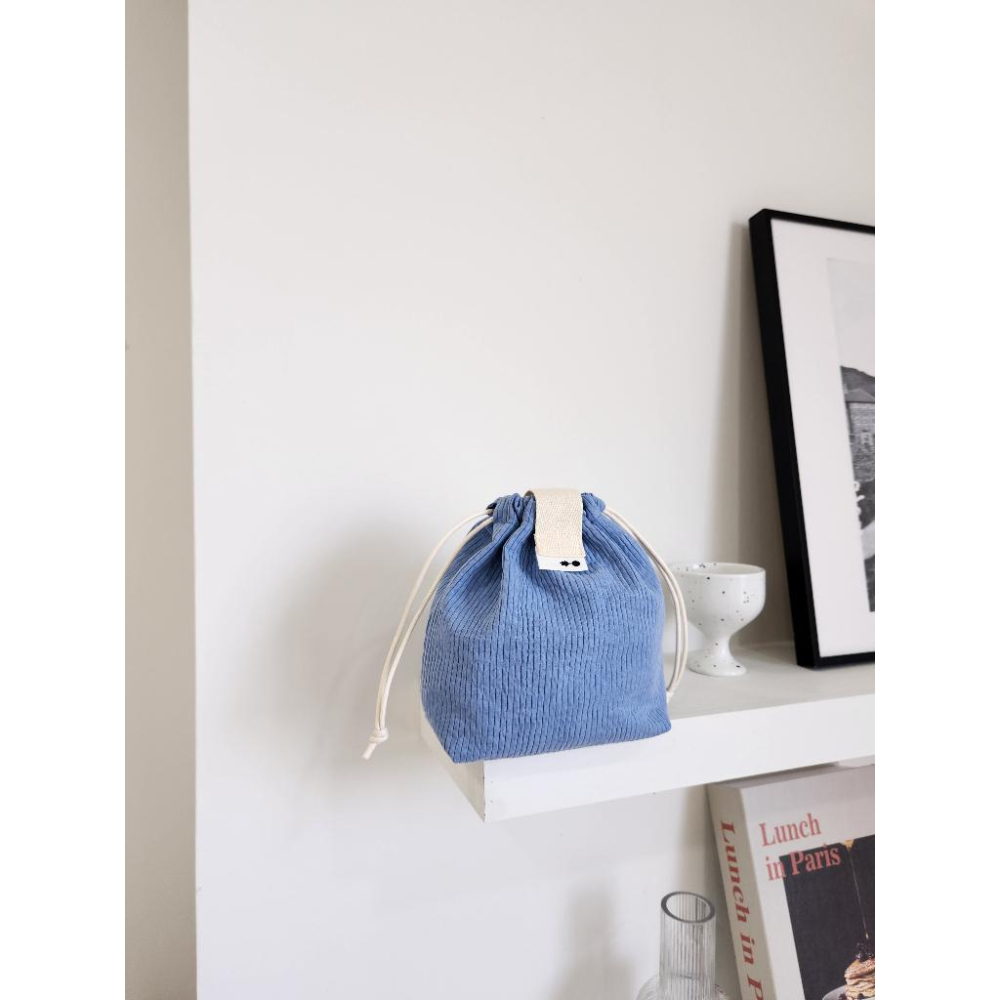 ʜᴀʀᴜᴅᴀɪʟʏ🌙  預購｜fonlz 坑條系列手提束口包 束口袋 腕包 輕便提包 隨身包 旅行收納 共五款-細節圖4