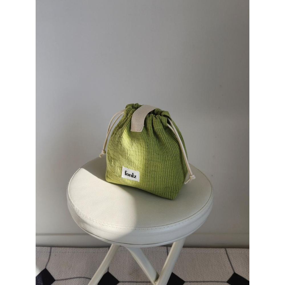 ʜᴀʀᴜᴅᴀɪʟʏ🌙  預購｜fonlz 坑條系列手提束口包 束口袋 腕包 輕便提包 隨身包 旅行收納 共五款-細節圖6