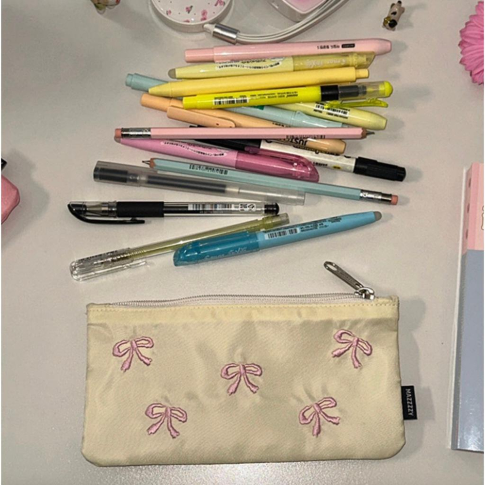 ʜᴀʀᴜᴅᴀɪʟʏ🌙 預購｜Mazzzzy Ribbon Pencil Case 滿版緞帶筆袋 緞帶鉛筆拿 文具收納-細節圖6