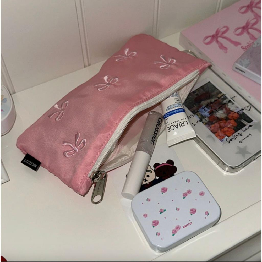 ʜᴀʀᴜᴅᴀɪʟʏ🌙 預購｜Mazzzzy Ribbon Pencil Case 滿版緞帶筆袋 緞帶鉛筆拿 文具收納-細節圖8