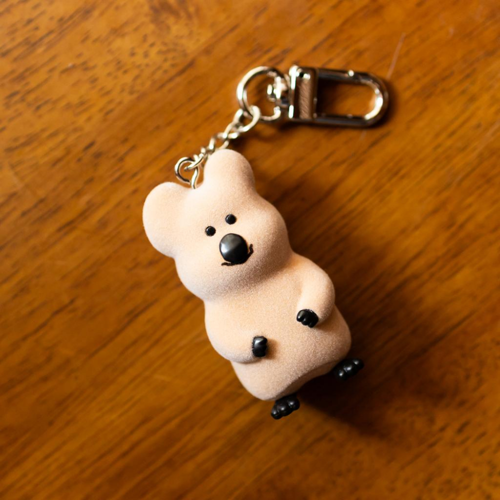 ʜᴀʀᴜᴅᴀɪʟʏ🌙 預購｜DINOTAENG 露營系列 植絨公仔吊飾 QUOKKA BOBO-細節圖5