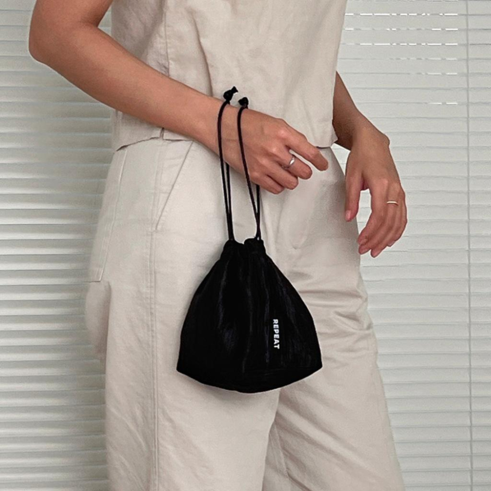 ʜᴀʀᴜᴅᴀɪʟʏ🌙 預購｜REPEAT 亮面皺皺布束口袋 束口收納包 隨身束口袋 小物收納袋 束口袋-細節圖4