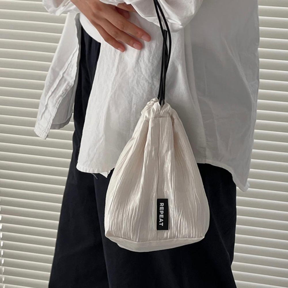 ʜᴀʀᴜᴅᴀɪʟʏ🌙 預購｜REPEAT 亮面皺皺布束口袋 束口收納包 隨身束口袋 小物收納袋 束口袋-細節圖6